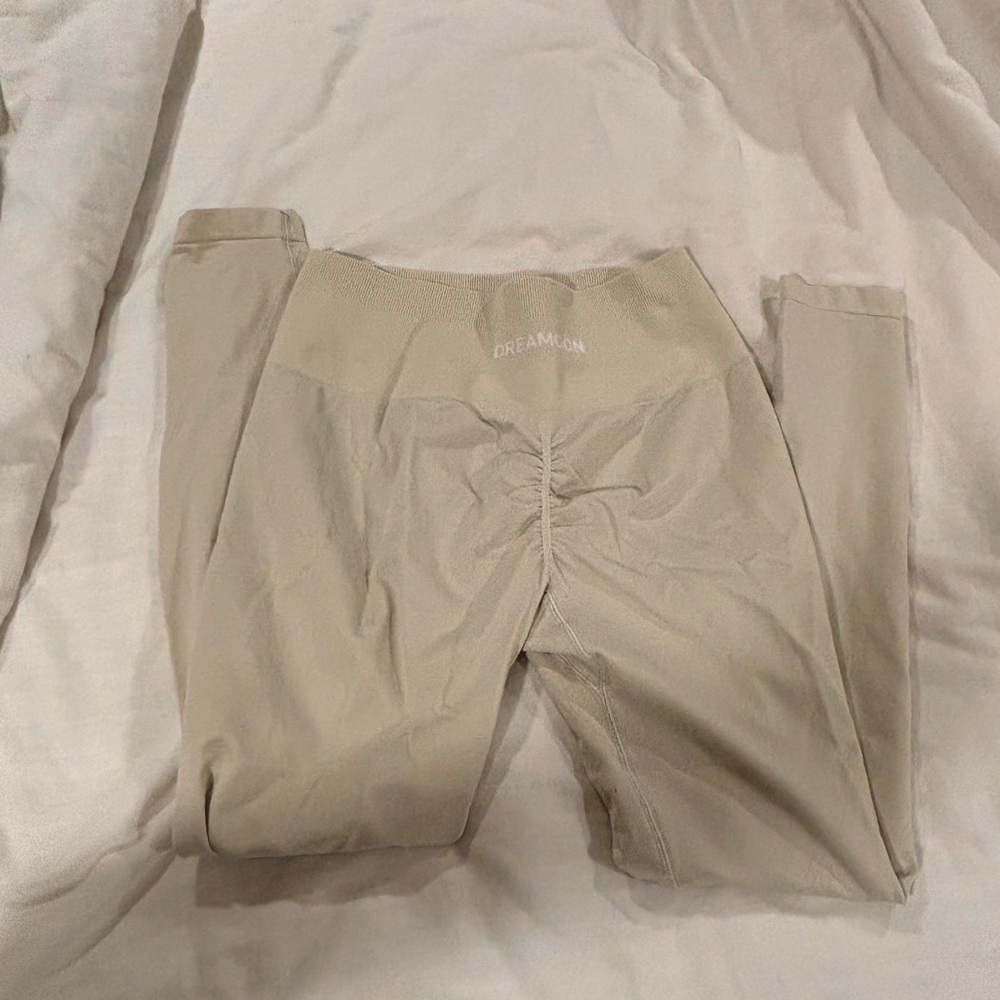 Light cream workout leggings